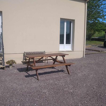 L Etablissement Gold Beach Propose 1 Hebergement , Maison 80M2 Avec Terrain 500M2, Parking Prive A 4 Min Du Port Artificiel D Arromanches, Services Accueil Personnalise, Lits Faits, Serviettes, Menage, Netflix, Wifi Ryes Zewnętrze zdjęcie