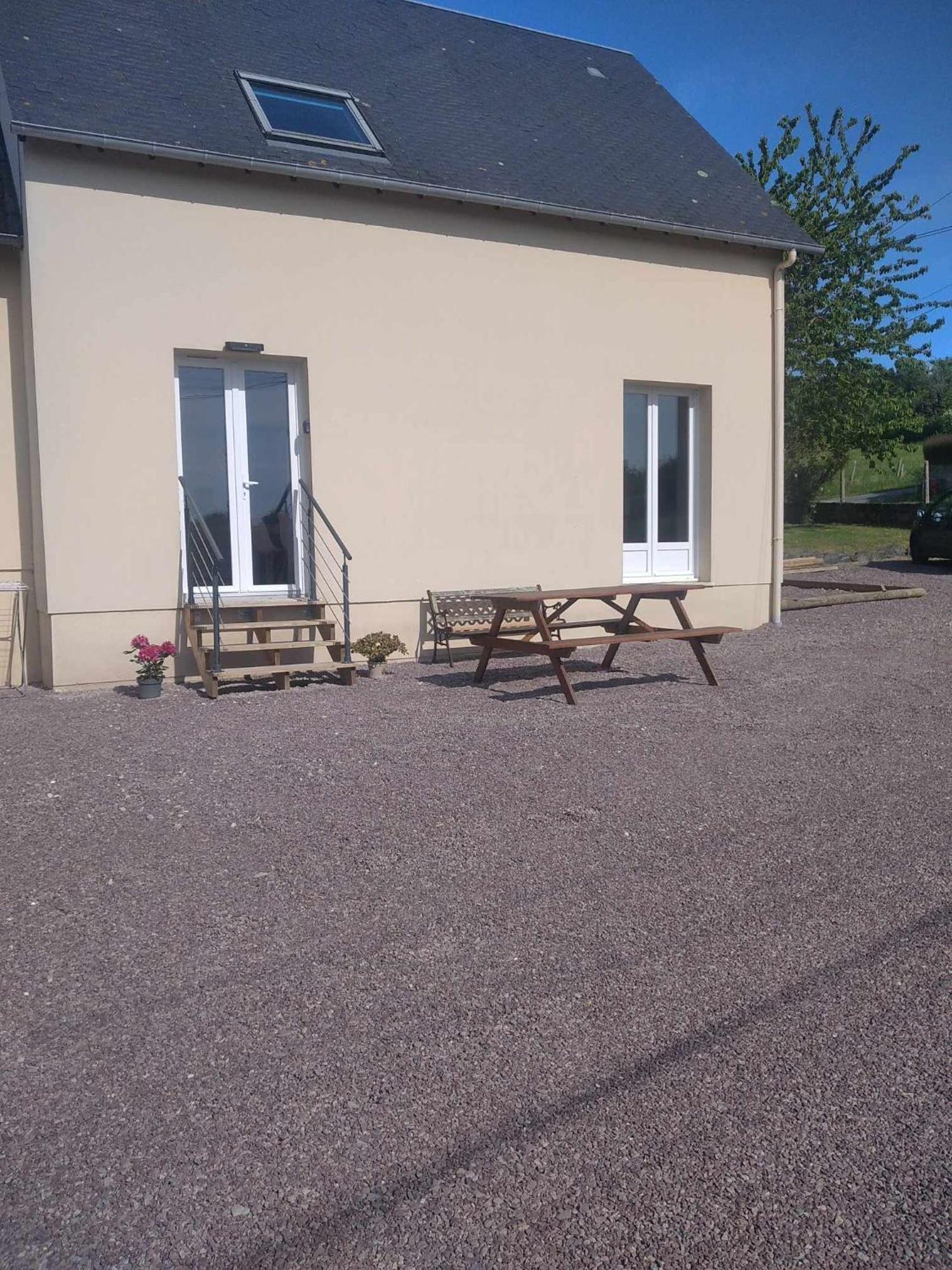 L Etablissement Gold Beach Propose 1 Hebergement , Maison 80M2 Avec Terrain 500M2, Parking Prive A 4 Min Du Port Artificiel D Arromanches, Services Accueil Personnalise, Lits Faits, Serviettes, Menage, Netflix, Wifi Ryes Zewnętrze zdjęcie